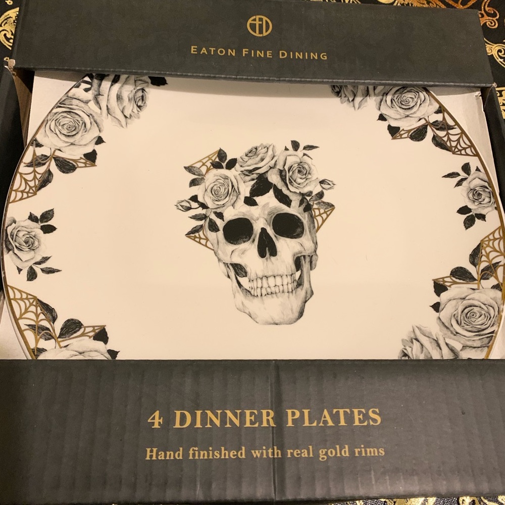 Gold skull dinner plates